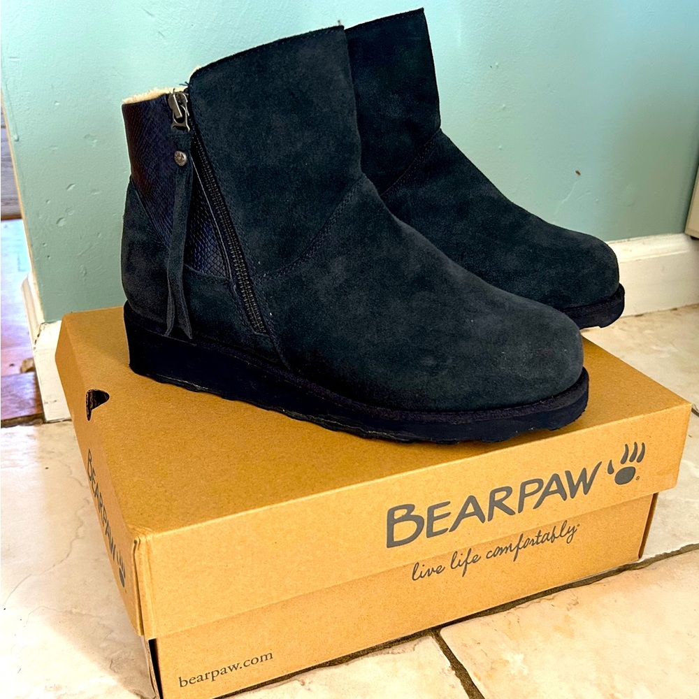 Never worn Megan style Bearpaws in excellent condition size 9